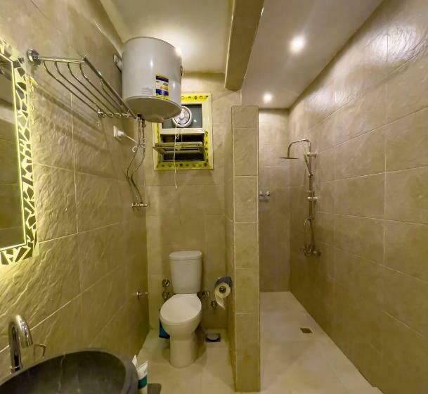 اتاق ساده سه نفره, Jumeirah Jacuzzi Pyramids View Inn