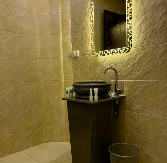 اتاق ساده سه نفره, Jumeirah Jacuzzi Pyramids View Inn