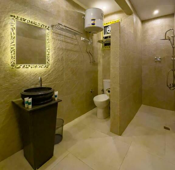 اتاق ساده سه نفره, Jumeirah Jacuzzi Pyramids View Inn