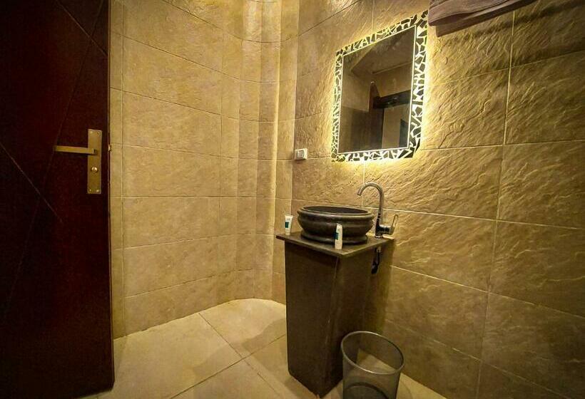 اتاق ساده سه نفره, Jumeirah Jacuzzi Pyramids View Inn