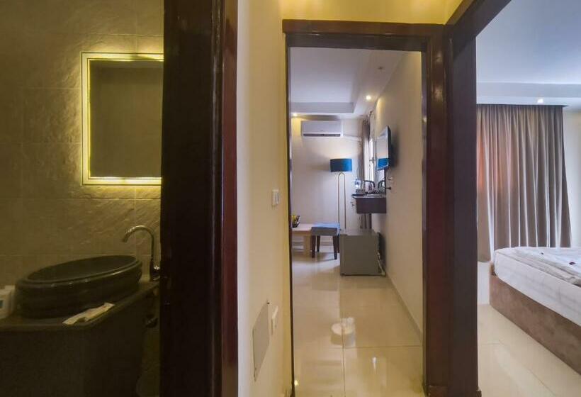 اتاق خانوادگی, Jumeirah Jacuzzi Pyramids View Inn