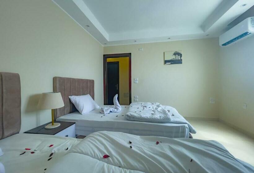 اتاق خانوادگی, Jumeirah Jacuzzi Pyramids View Inn