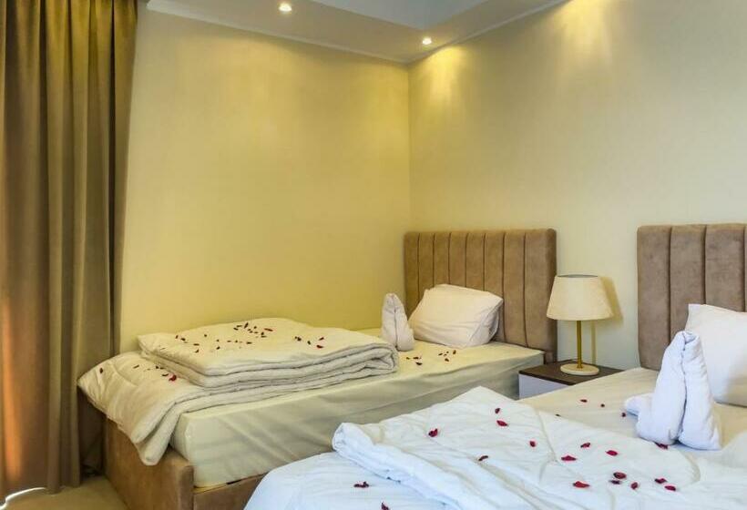 اتاق خانوادگی, Jumeirah Jacuzzi Pyramids View Inn