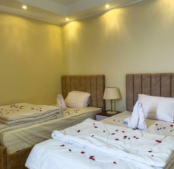 اتاق خانوادگی, Jumeirah Jacuzzi Pyramids View Inn