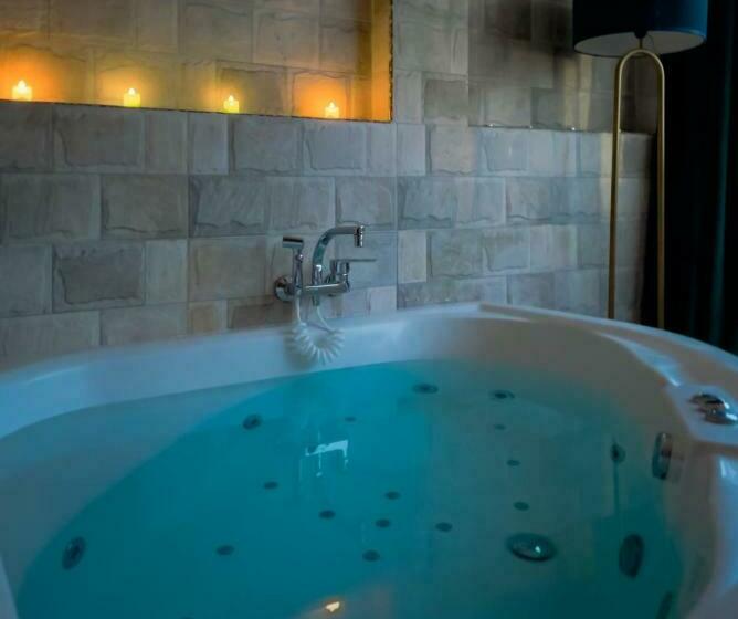 اتاق سوپریور با تخت بزرگ, Jumeirah Jacuzzi Pyramids View Inn