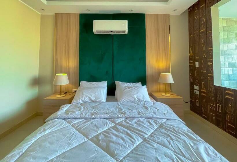 اتاق سوپریور با تخت بزرگ, Jumeirah Jacuzzi Pyramids View Inn