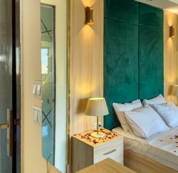 اتاق سوپریور با تخت بزرگ, Jumeirah Jacuzzi Pyramids View Inn