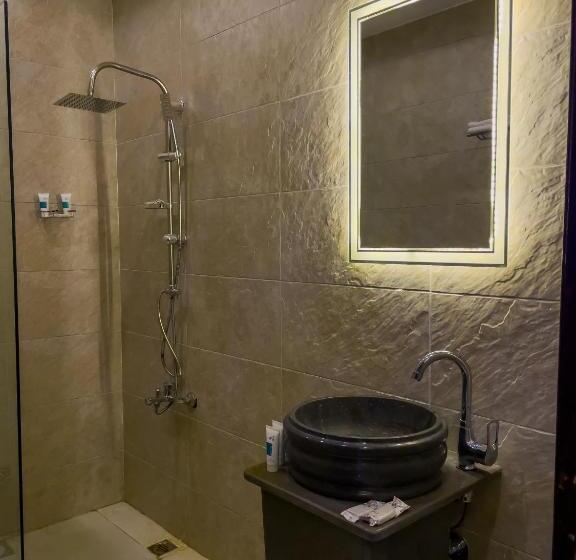 اتاق خانوادگی, Jumeirah Jacuzzi Pyramids View Inn