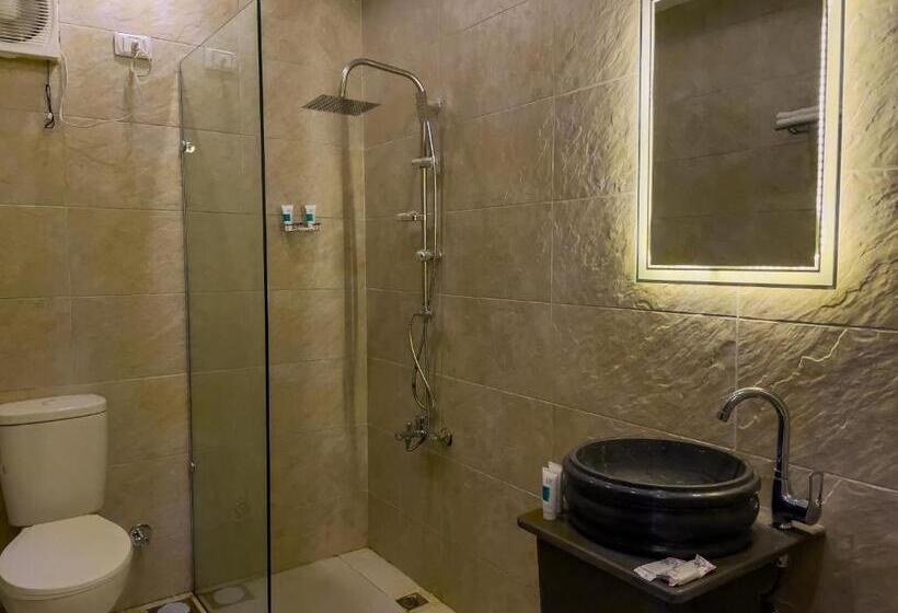 اتاق خانوادگی, Jumeirah Jacuzzi Pyramids View Inn