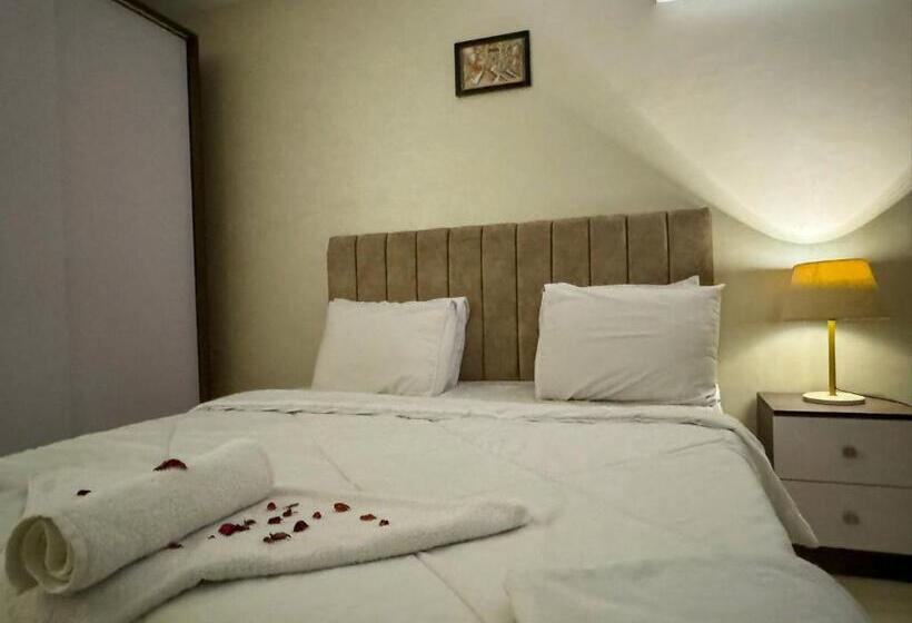 اتاق خانوادگی, Jumeirah Jacuzzi Pyramids View Inn