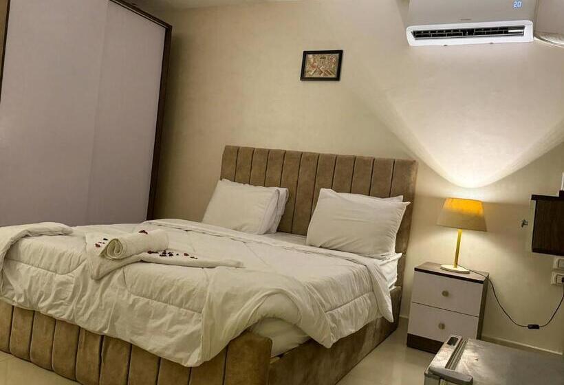 اتاق خانوادگی, Jumeirah Jacuzzi Pyramids View Inn