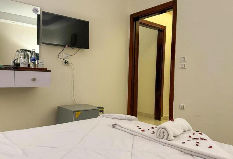 اتاق خانوادگی, Jumeirah Jacuzzi Pyramids View Inn