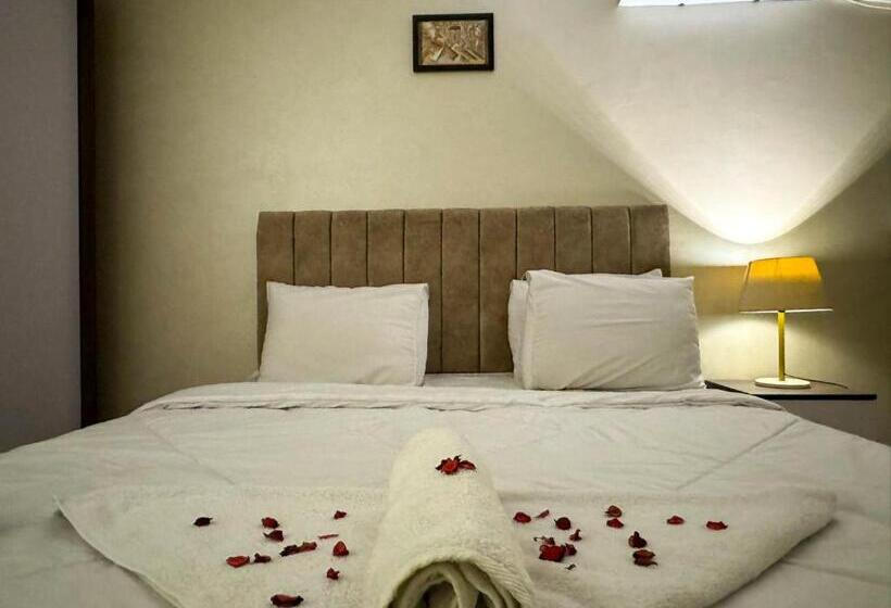 اتاق خانوادگی, Jumeirah Jacuzzi Pyramids View Inn