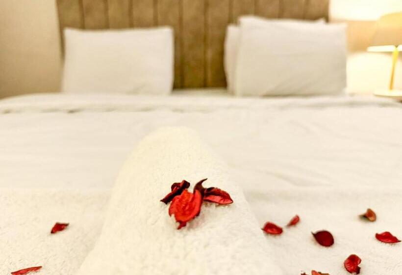 اتاق خانوادگی, Jumeirah Jacuzzi Pyramids View Inn