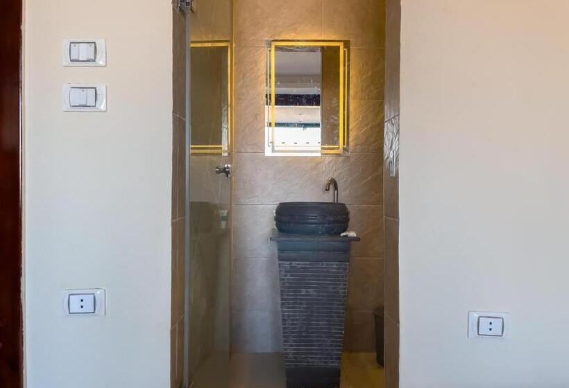 اتاق سوپریور با تخت بزرگ, Jumeirah Jacuzzi Pyramids View Inn