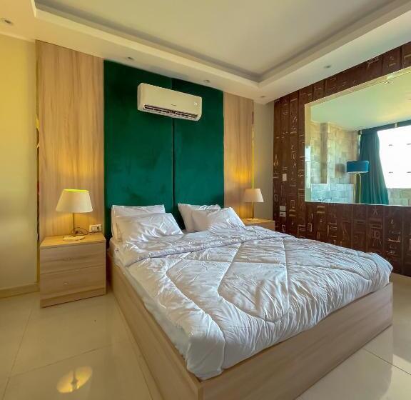 اتاق سوپریور با تخت بزرگ, Jumeirah Jacuzzi Pyramids View Inn