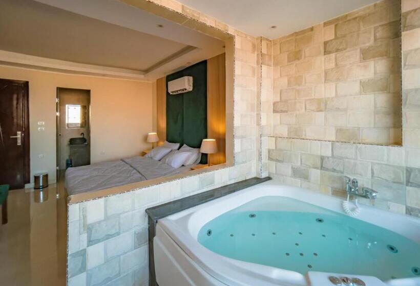 اتاق سوپریور با تخت بزرگ, Jumeirah Jacuzzi Pyramids View Inn