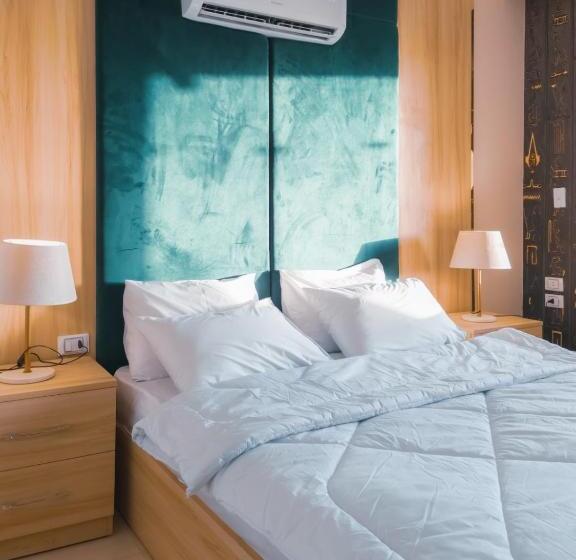 اتاق سوپریور با تخت بزرگ, Jumeirah Jacuzzi Pyramids View Inn