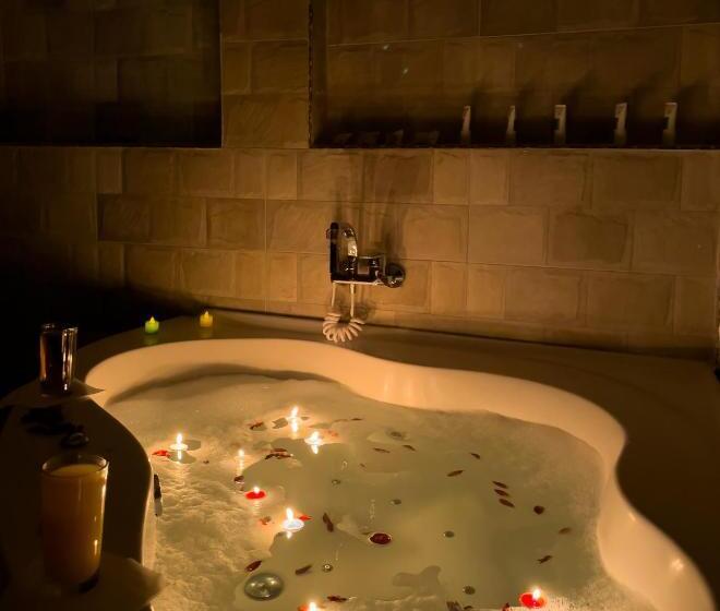 اتاق سوپریور با تخت بزرگ, Jumeirah Jacuzzi Pyramids View Inn