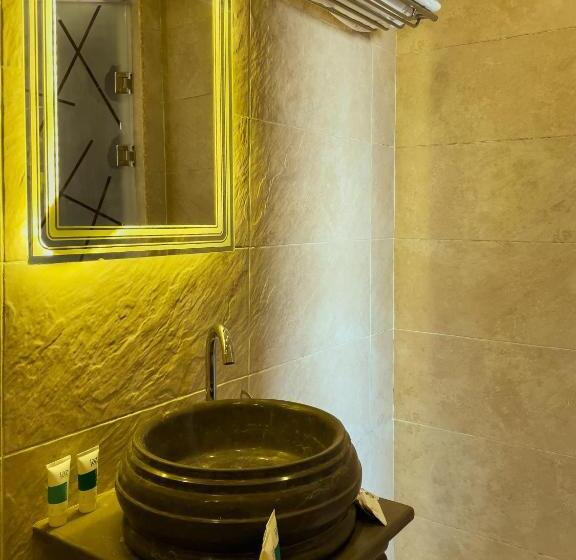 اتاق سوپریور با تخت بزرگ, Jumeirah Jacuzzi Pyramids View Inn