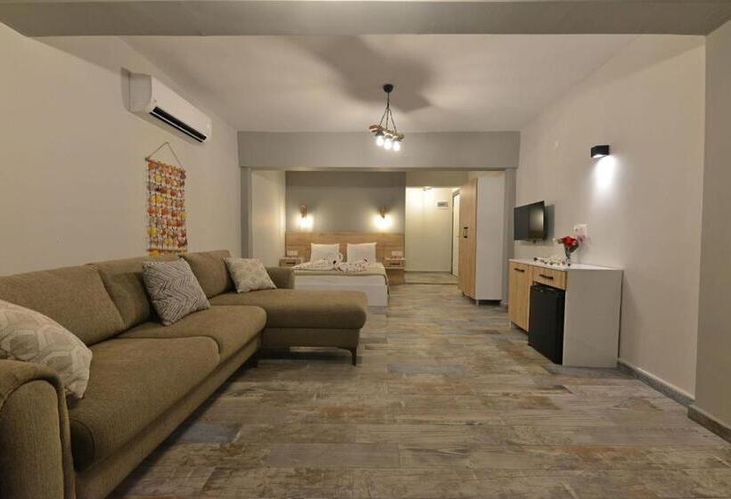 غرفة ديلوكس مطلّة علي البحر مزوَّدة بشُرفة, Trakheia Otel