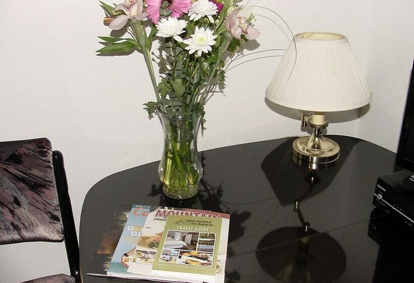 四人标准间, Apple Blossom Inn