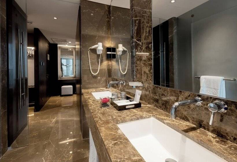 سوئیت با چشم‌انداز, Amman Rotana