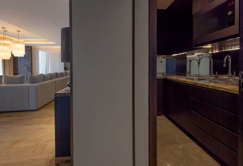 سوئیت با چشم‌انداز, Amman Rotana