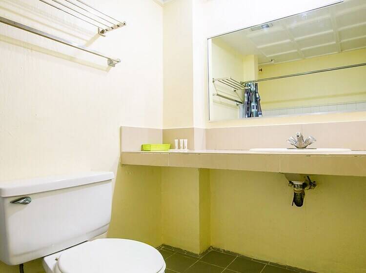 جناح عائلي, Vaccinated Staff Capital O 465 Ford S Inn