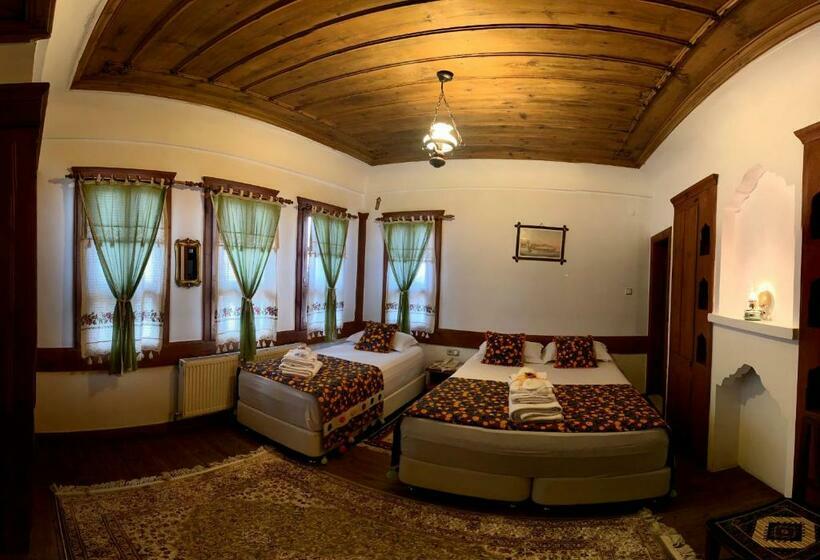 غرفة قياسية ثلاثية, Huma Hatun Konaklari