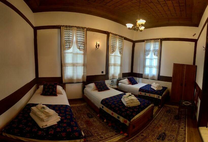 غرفة قياسية ثلاثية, Huma Hatun Konaklari