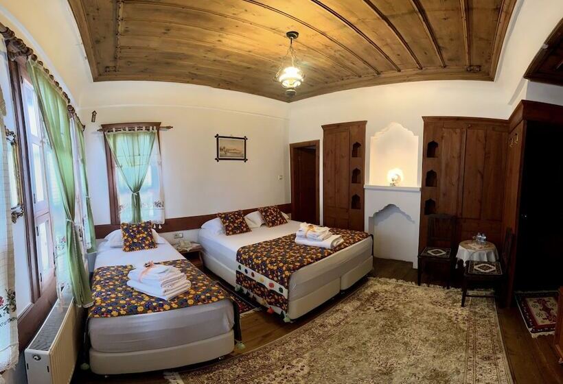 غرفة قياسية ثلاثية, Huma Hatun Konaklari