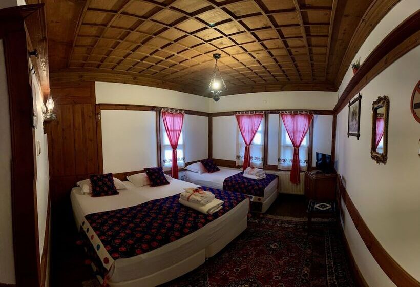 غرفة قياسية ثلاثية, Huma Hatun Konaklari