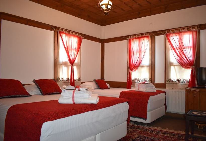 غرفة قياسية ثلاثية, Huma Hatun Konaklari