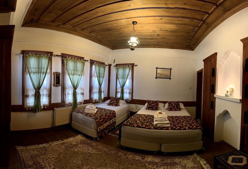 غرفة قياسية ثلاثية, Huma Hatun Konaklari