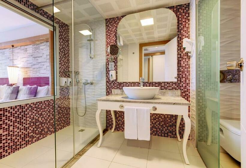 اتاق لوکس با چشم‌انداز استخر, Tui Magic Life Jacaranda