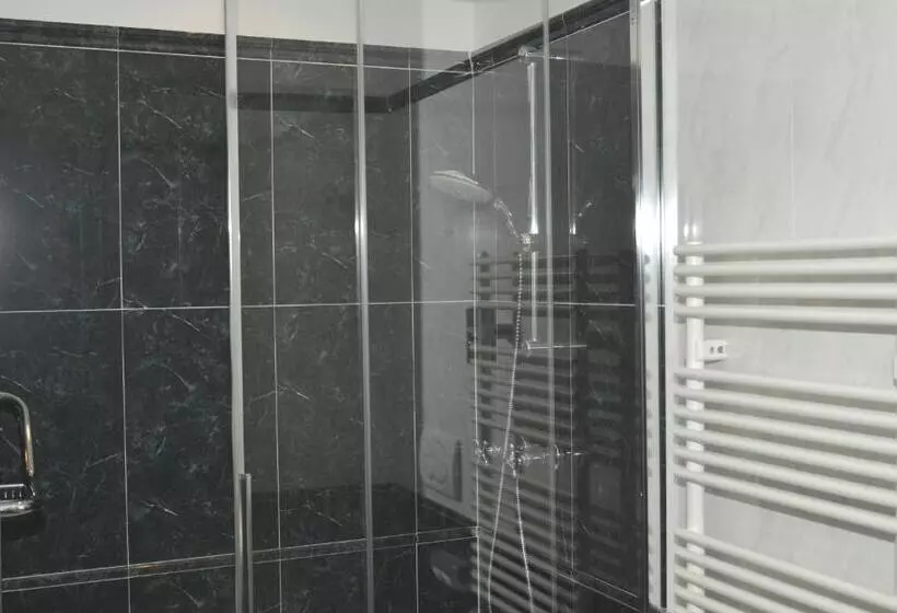 اتاق لوکس با بالکن, Le Mura