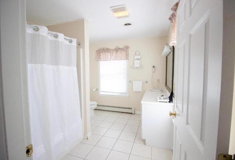 جناح إدارى, The Lucerne Inn