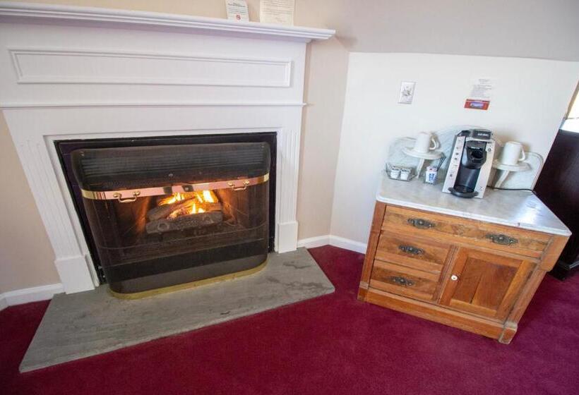 جناح إدارى, The Lucerne Inn