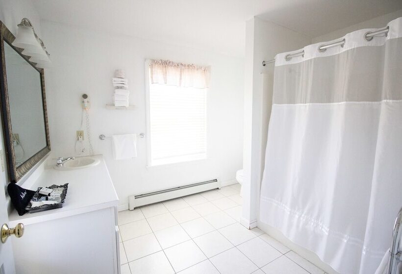 جناح إدارى, The Lucerne Inn