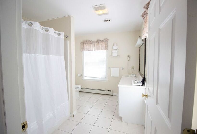 جناح إدارى, The Lucerne Inn