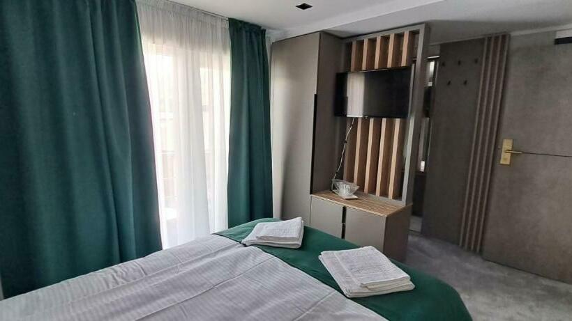 غرفة قياسية مزوَّدة بشُرفة, Plutitor Lebăda