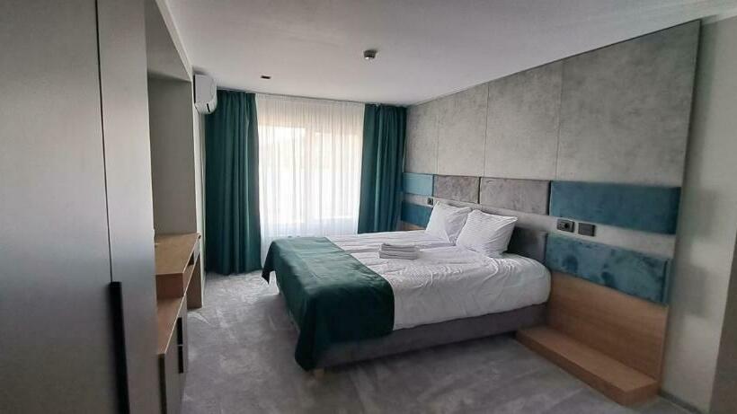 غرفة قياسية مطلّة علي البحيرة, Plutitor Lebăda