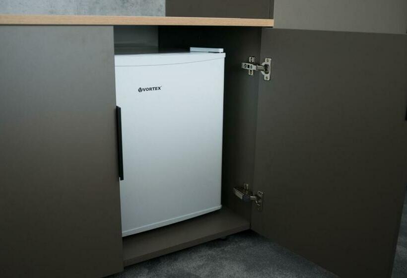 غرفة قياسية مطلّة علي البحيرة, Plutitor Lebăda