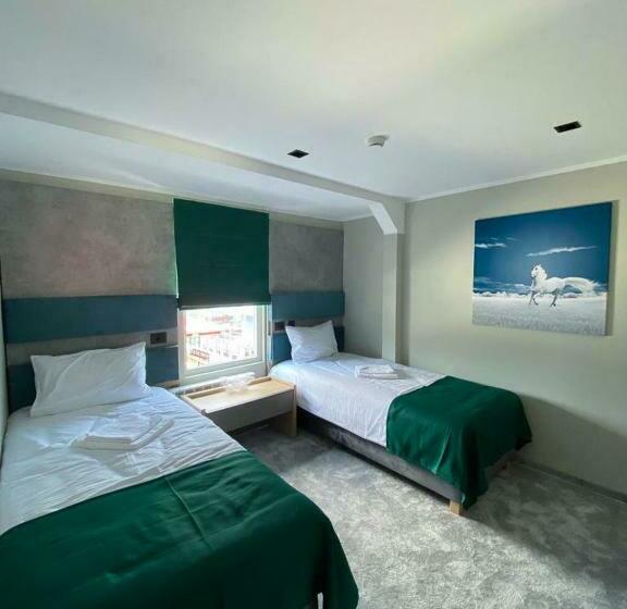 غرفة عائلية, Plutitor Lebăda