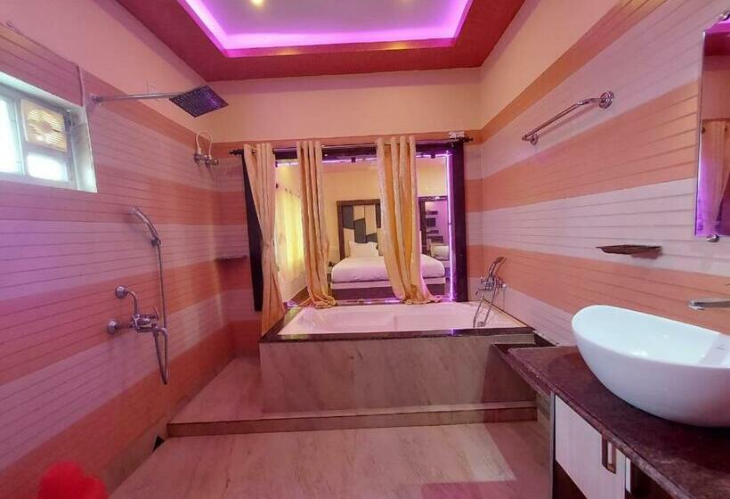 חדר משפחתי צדדי נוף לים, Sweet Dream Beach Resort !! 50 Mts From Beach ! Peaceful Room With Garden View Free Parking !!