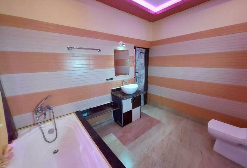 חדר משפחתי צדדי נוף לים, Sweet Dream Beach Resort !! 50 Mts From Beach ! Peaceful Room With Garden View Free Parking !!