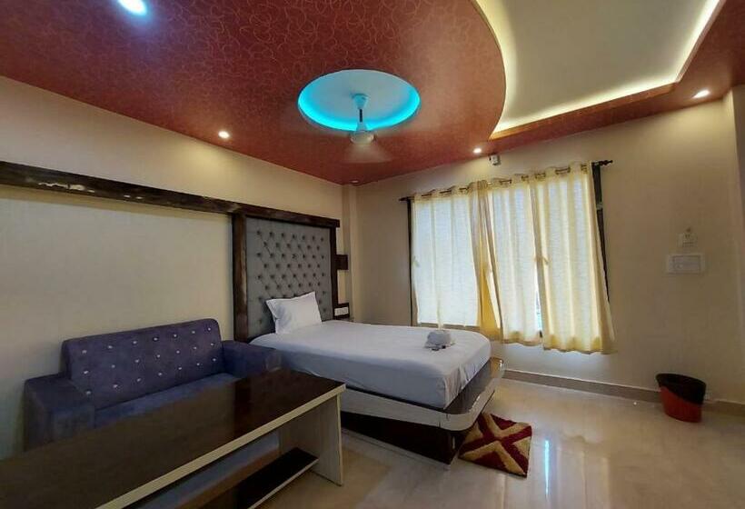 חדר סטנדרט לשלושה עם נוף לגינה, Sweet Dream Beach Resort !! 50 Mts From Beach ! Peaceful Room With Garden View Free Parking !!