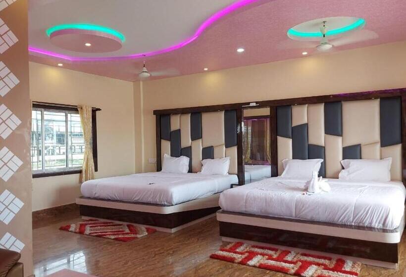 חדר משפחתי צדדי נוף לים, Sweet Dream Beach Resort !! 50 Mts From Beach ! Peaceful Room With Garden View Free Parking !!