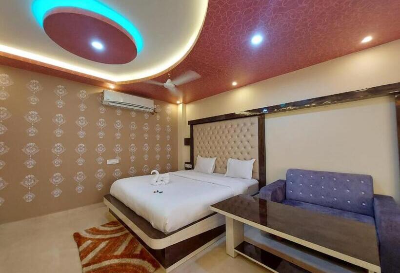 חדר סטנדרט לשלושה עם נוף לגינה, Sweet Dream Beach Resort !! 50 Mts From Beach ! Peaceful Room With Garden View Free Parking !!